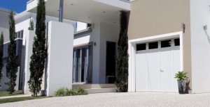 Porte de garage blanche avec fenêtres