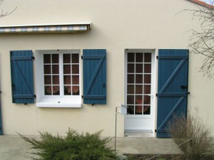 volets battants bleus foncés pour porte et fenêtres