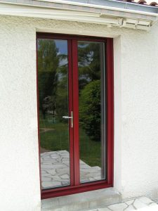 Porte fenêtre en alu rouge bordeau