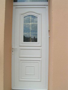 porte en PVC blanc avec fenêtre
