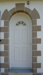 porte PVC blanche avec arrondi et fenêtres